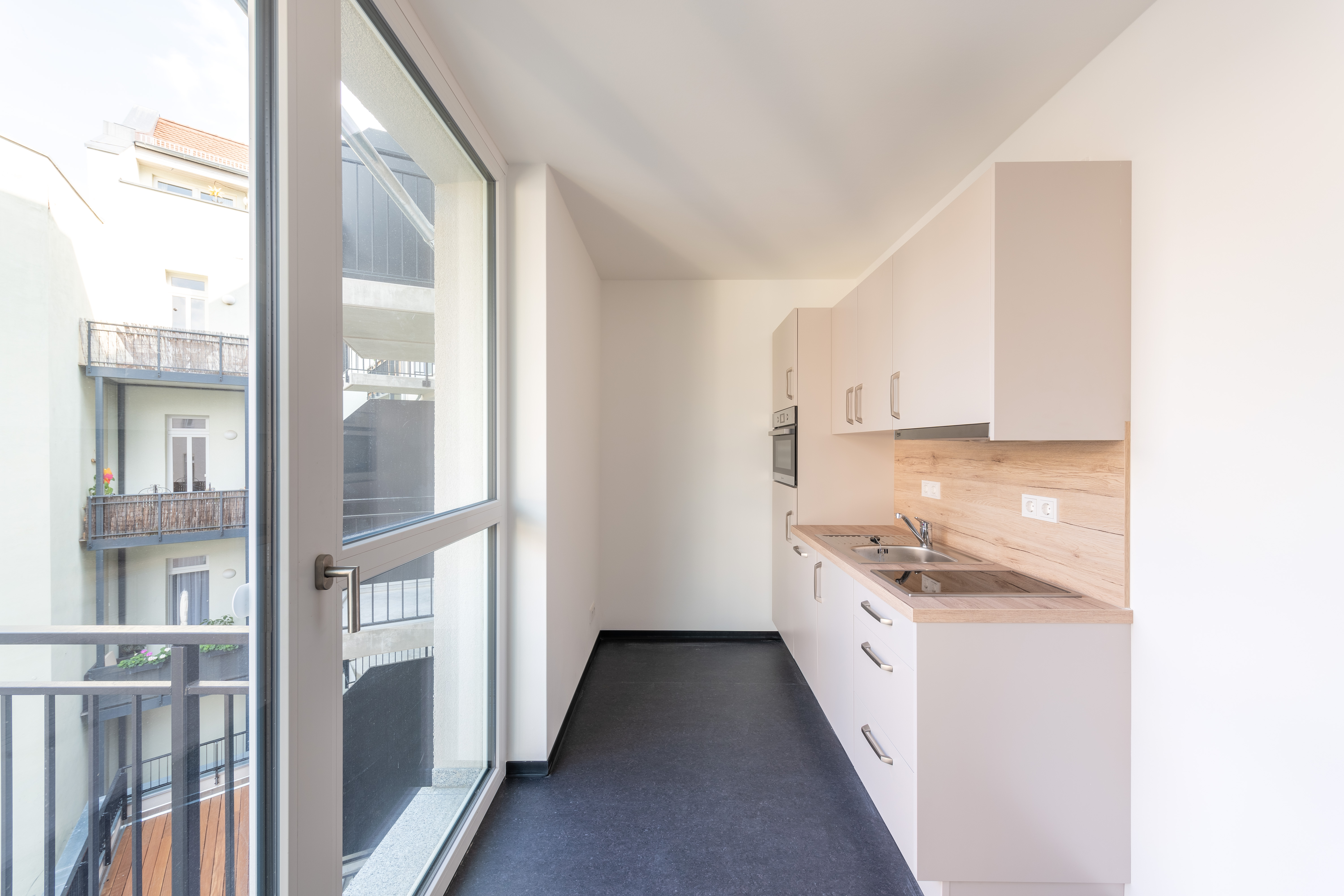 Möbliertes Apartment in zentraler Lage mit Balkon zum Innenhof - WE19, 06108 Halle (Saale), Etagenwohnung
