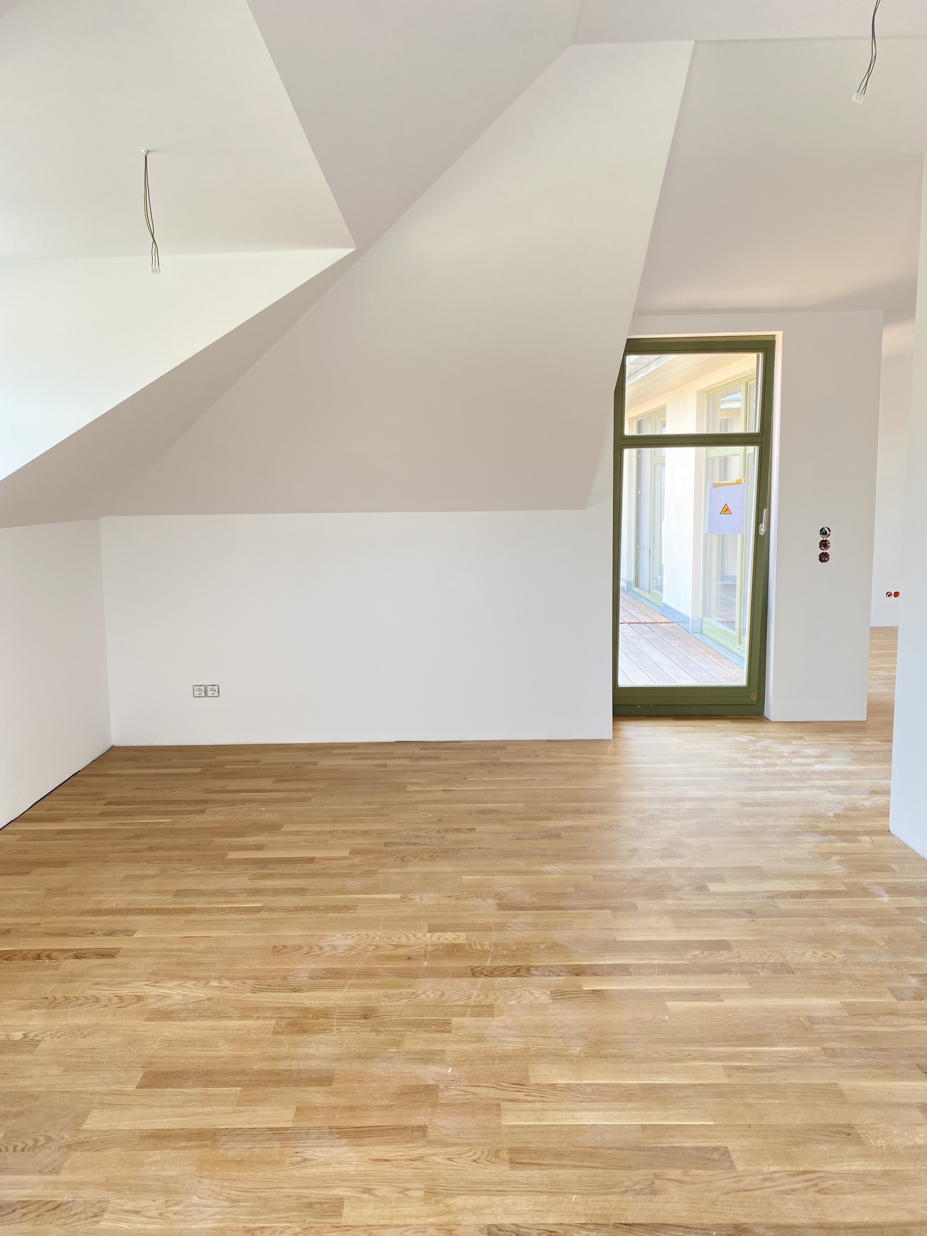 DD34_Fotos_Wohnzimmer 1 - Große, helle 4-Raumwohnung mit Balkon inkl. EBK - WE10