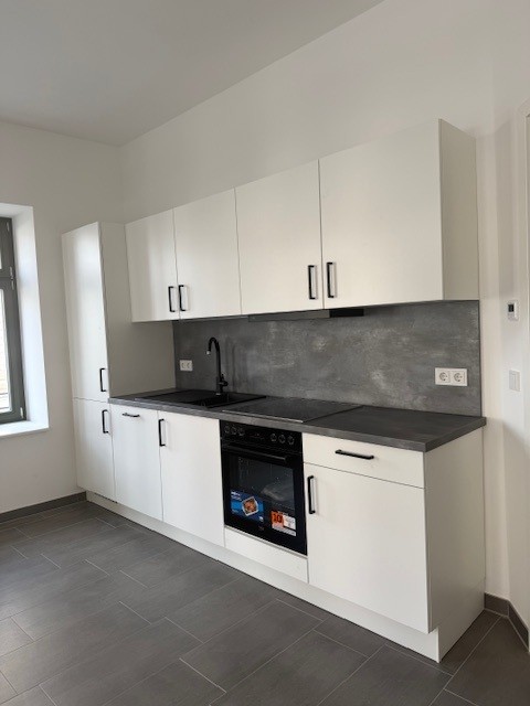 Küche - Hochwertig sanierte 3-Zimmer-Wohnung mit Garten, EBK und historischem Altbauflair - WE02